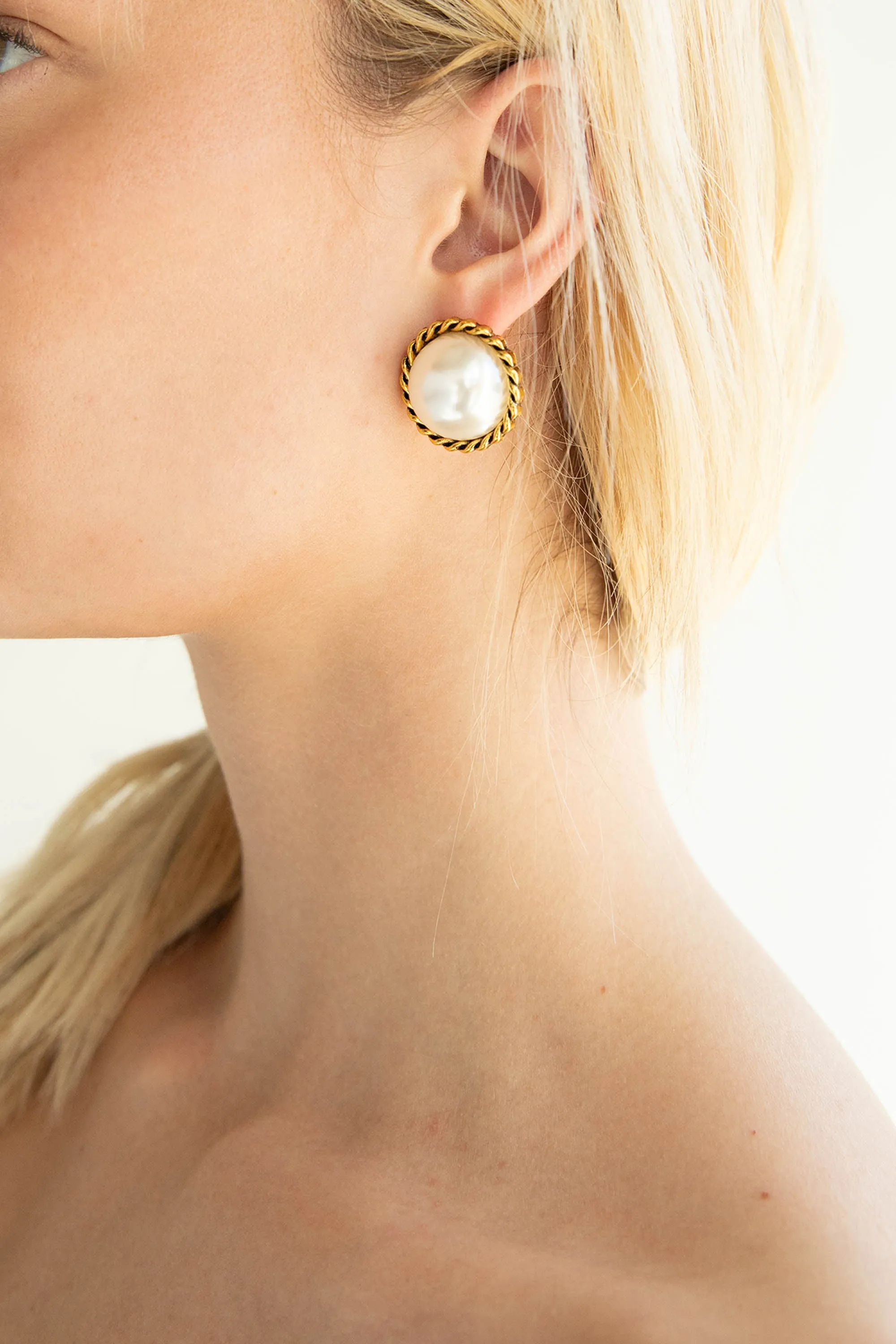 PEARL BUTTON EARRING