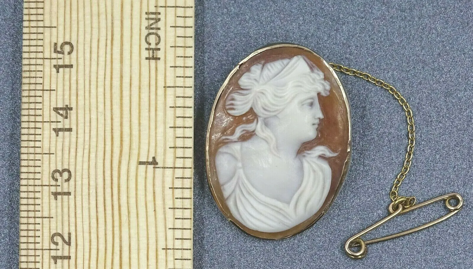 Vintage Shell Cameo & 9ct Yellow Gold Brooch with Mount Set Safety Chain