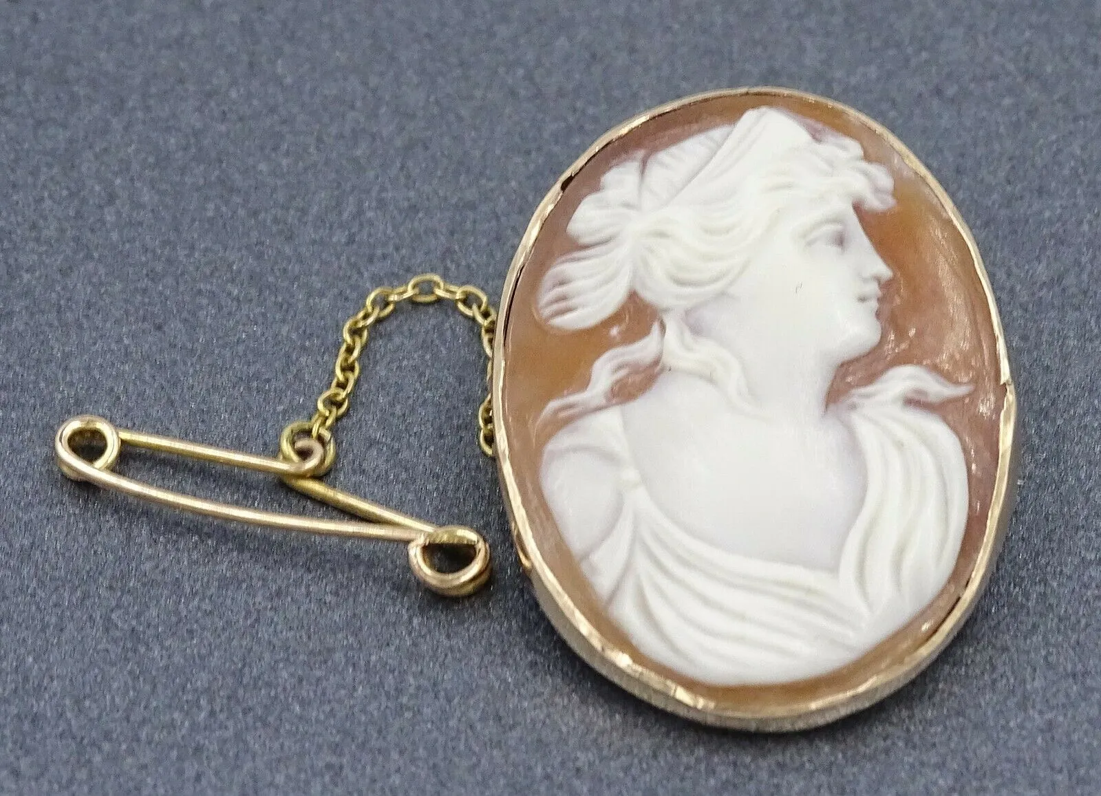 Vintage Shell Cameo & 9ct Yellow Gold Brooch with Mount Set Safety Chain