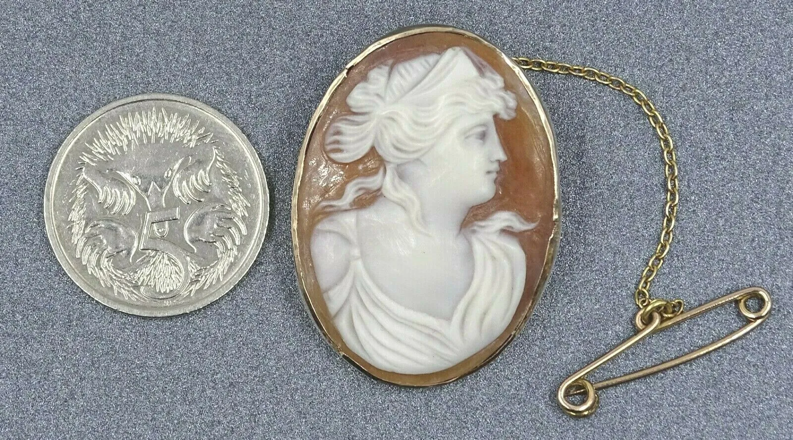 Vintage Shell Cameo & 9ct Yellow Gold Brooch with Mount Set Safety Chain